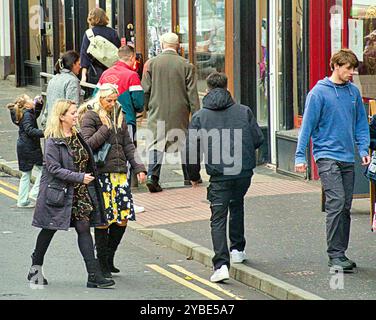 Glasgow, Schottland, Großbritannien. Oktober 2024. Wetter in Großbritannien: Kalt über Nacht und feucht vor dem Sturm sah Lovale im Zentrum der Stadt kämpfen. Credit Gerard Ferry/Alamy Live News Stockfoto