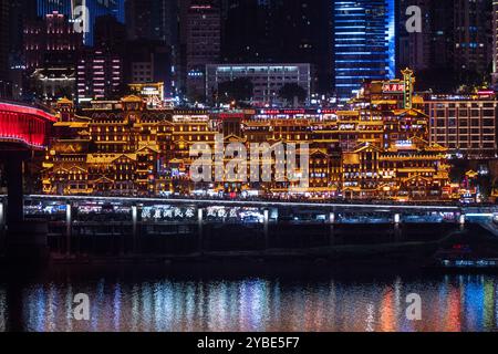 Der atemberaubende Blick bei Nacht auf die Chongqing Hongya Höhle und ihr geschäftiges Geschäftsviertel macht sie zu einem absoluten Reiseziel für Touristen. Stockfoto