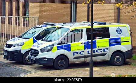 Glasgow, Schottland, Großbritannien. Oktober 2024. Wetter in Großbritannien: Kalt über Nacht und feucht vor dem Sturm sah Lovale im Zentrum der Stadt kämpfen. Credit Gerard Ferry/Alamy Live News Stockfoto