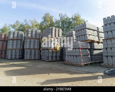Gestapelte Materialien für Bordsteinbau auf der Baustelle Stockfoto