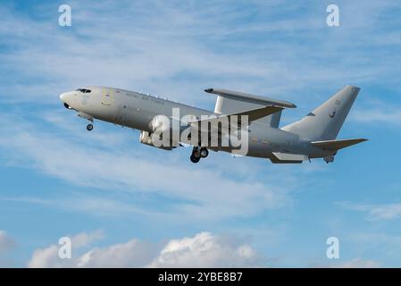 RAF Boeing E-7A Wedgetail AEW1, der den Flughafen Southend verlässt, wurde in den Farben der Royal Air Force lackiert. Es ist die erste von drei AEW-Flugzeugen Stockfoto