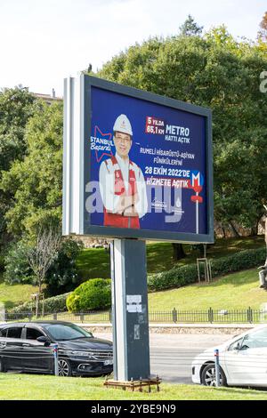 Istanbul, Turkiye – 14. Oktober 2024: Werbespot von Ekrem Imamoglu, dem Bürgermeister von Istanbul, für die neu gebauten U-Bahn-Linien am neuen AS Stockfoto