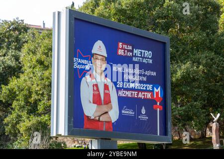 Istanbul, Turkiye – 14. Oktober 2024: Werbespot von Ekrem Imamoglu, dem Bürgermeister von Istanbul, für die neu gebauten U-Bahn-Linien am neuen AS Stockfoto