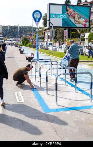 Istanbul, Turkiye - 14. Oktober 2024: Arbeiter der Stadt Istanbul kennzeichnen Etiketten auf den neu erbauten Fahrradparkplätzen entlang der Bos Stockfoto