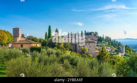 Mittelalterliche Skyline des Dorfes Spello. Provinz Perugia, Region Umbrien, Italien, Europa. Stockfoto