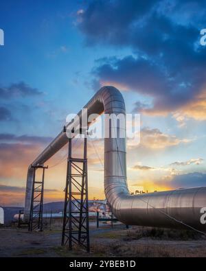 Pipeline eines geothermischen Kraftwerks bei Sonnenuntergang in Larderello, Toskana, Italien. Geothermie ist eine Form alternativer und nachhaltiger Energie Stockfoto