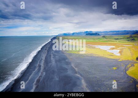Blick auf den endlosen schwarzen Sandstrand vom Aussichtspunkt Dyrhólaey, Island Stockfoto