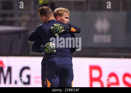 Den Haag, Niederlande. Oktober 2024. DEN HAAG, NIEDERLANDE - 18. OKTOBER: Torhüter Nick Marsman von Roda JC wünscht Torhüter Justin Treichel von Roda JC viel Glück beim niederländischen Keuken Kampioen Divisie Spiel zwischen ADO den Haag und Roda JC im Bingoal Stadion am 18. Oktober 2024 in den Haag, Niederlande. (Foto von Hans van der Valk/Orange Pictures) Credit: Orange Pics BV/Alamy Live News Stockfoto