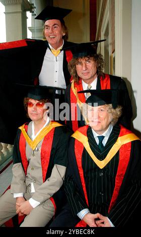 Die Slade-Rock-Band LtoR Jimmy Lea, Dave Hill, Don Powell und Noddy Holder erhielten 2002 Ehrendoktorwürde an der Wolverhampton University. Stockfoto