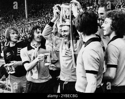 Wölves League Cup Gewinner LtoR Dave Wagstaffe, Barry Powell, Derek Parkin, Mike Bailey, John Richards, Derek Dougan und Alan Sunderland. Manchester City gegen Wolverhampton Wanderers League Cup Finale 1974 in Wembley Stockfoto