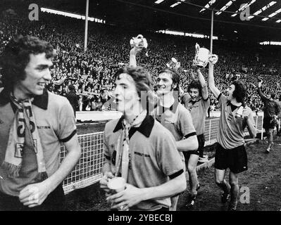 Die Gewinner des Wölves League Cup LtoR John McAlle, Barry Powell, Kenny Hibbitt, Alan Sunderland und Geoff Palmer. Manchester City gegen Wolverhampton Wanderers League Cup Finale 1974 in Wembley Stockfoto