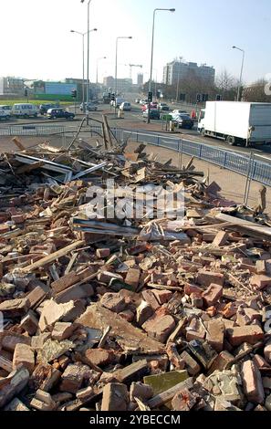 Der Elephant and Castle Pub an der Ecke Stafford Street und Cannock Road in Wolverhampton wurde nach dem Abriss durch Peel Holdings plc am Sonntag, den 4. März 2001, zu einem Schutthaufen reduziert. Stockfoto