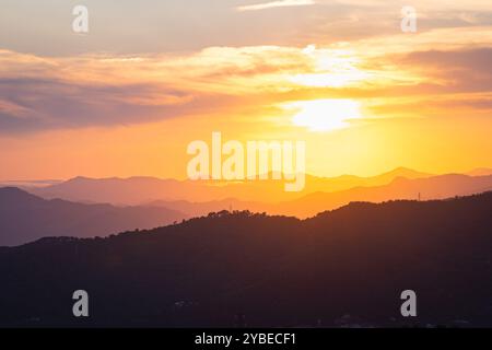 Wunderschöner Sonnenuntergang über den sanften Hügeln der Toskana, Italien Stockfoto