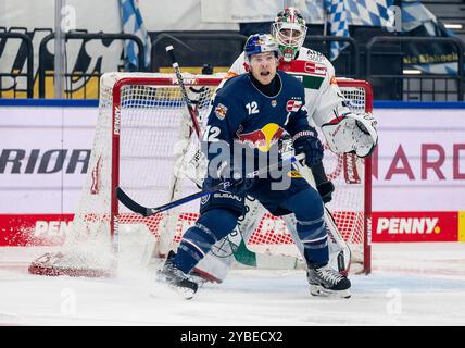 Ben Smith (EHC Red Bull Muenchen, #12) vor Strauss Mann (Torwart, Augsburger Panther, #38). GER, EHC Red Bull München gegen Augsburger Panther, Eishockey, DEL, 10. Spieltag, Saison 2024/2025, 18.10.2024. Foto: Eibner-Pressefoto/Heike Feiner Stockfoto