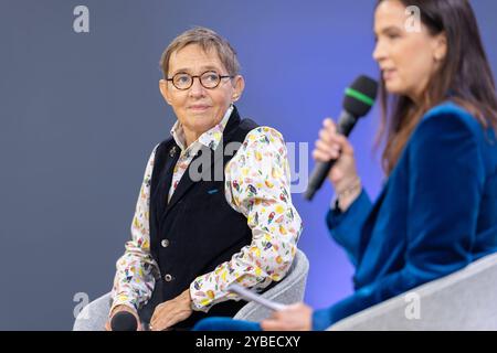 Buchmesse Frankfurt 2024 Susanna Tamaro stellt auf der ARD/ZDF/3Sat Bühne im Gespräch mit Moderatorin Claudia D Avino ihr Buch der Wind weht, wohin er will vor. Buchmesse Frankfurt 2024., Frankfurt am Main Hessen Deutschland Messegelände *** Buchmesse Frankfurt 2024 Susanna Tamaro präsentiert ihr Buch der Wind weht, wohin er auf der ARD ZDF 3Sat Bühne im Gespräch mit der Moderatorin Claudia D Avino Buchmesse Frankfurt 2024, Frankfurt am Main Hessen Germany Messegelände Stockfoto