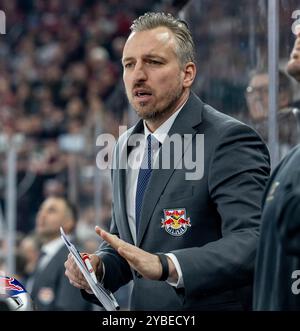 Max Kaltenhauser (Chef-Trainer / Interims-Trainer, EHC Red Bull München). GER, EHC Red Bull München gegen Augsburger Panther, Eishockey, DEL, 10. Spieltag, Saison 2024/2025, 18.10.2024. Foto: Eibner-Pressefoto/Heike Feiner Stockfoto