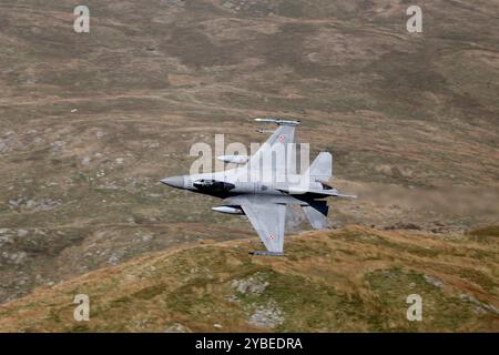 Polnische Luftwaffe F-16C im Tieffluggebiet der Mach Loop in Snowdonia, Wales. In der Mach Loop Low Fly Traing Area, Snowdonia, Wales. Stockfoto