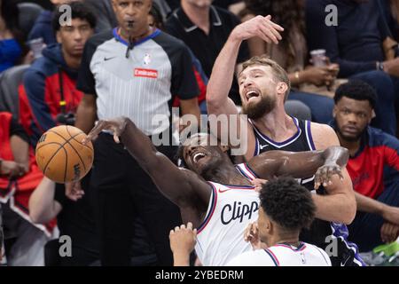 Inglewood, Kalifornien, USA. Oktober 2024. Kobe Brown #21 von Los Angeles Clippers und Domantas Sabonis von Sacramento Kings #11 kämpfen um den Ball während eines NBA-Basketballspiels vor der Saison im Intuit Dome. (Kreditbild: © Ringo Chiu/ZUMA Press Wire) NUR REDAKTIONELLE VERWENDUNG! Nicht für kommerzielle ZWECKE! Stockfoto