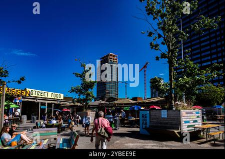 Eintritt zum Street Food Market in Aarhus, wo die Leute das gute Wetter genießen Stockfoto