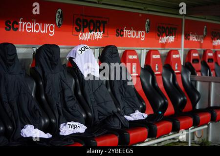 Freiburg Im Breisgau, Deutschland. Oktober 2024. Leere Ersatzbank des SC Freiburg vor dem Spiel Regionalliga S?dwest: SC Freiburg II vs. SV Eintracht-Trier, Dreisamstadion, Freiburg am 18.10.2024 DFB-VORSCHRIFTEN VERBIETEN JEDE VERWENDUNG VON FOTOGRAFIEN ALS BILDSEQUENZEN UND/ODER QUASI-VIDEO. Quelle: dpa/Alamy Live News Stockfoto