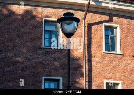 Urbaner Hintergrund, Straßenlampe auf Vintage Gebäude Wandhintergrund Stockfoto