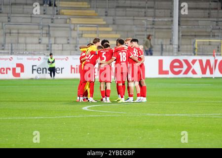 Freiburg Im Breisgau, Deutschland. Oktober 2024. SC Freiburg beim Manschaftskreis vor Spielbeginn Regionalliga S?dwest: SC Freiburg II vs. SV Eintracht-Trier, Dreisamstadion, Freiburg am 18.10.2024 DFB-VORSCHRIFTEN VERBIETEN JEDE VERWENDUNG VON FOTOGRAFIEN ALS BILDSEQUENZEN UND/ODER QUASI-VIDEO. Quelle: dpa/Alamy Live News Stockfoto