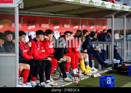 Freiburg Im Breisgau, Deutschland. Oktober 2024. Ersatzbank des SC Freiburg Regionalliga S?dwest: SC Freiburg II vs. SV Eintracht-Trier, Dreisamstadion, Freiburg am 18.10.2024 DFB-VORSCHRIFTEN VERBIETEN JEDE VERWENDUNG VON FOTOGRAFIEN ALS BILDSEQUENZEN UND/ODER QUASI-VIDEO. Quelle: dpa/Alamy Live News Stockfoto