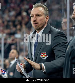 München, Deutschland. Oktober 2024. Max Kaltenhauser (Chef-Trainer/Interims-Trainer, EHC Red Bull München). GER, EHC Red Bull München gegen Augsburger Panther, Eishockey, DEL, 10. Spieltag, Saison 2024/2025, 18.10.2024. Foto: Eibner-Pressefoto/Heike feiner Credit: dpa/Alamy Live News Stockfoto