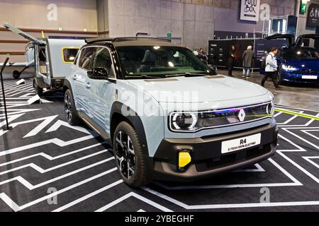 Renault 4 E-Tech Electric (2025) auf dem Pariser Automobilsalon. Paris, Frankreich - 14. Oktober 2024 Stockfoto