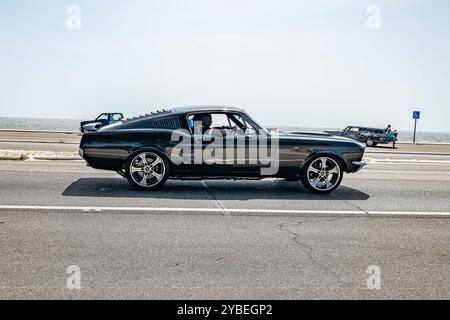Gulfport, MS - 04. Oktober 2023: Weitwinkel-Seitenansicht eines Ford Mustang Fastback Coupés aus dem Jahr 1967 auf einer lokalen Autoshow. Stockfoto