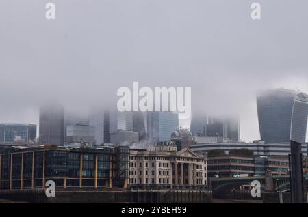 London, Großbritannien. Oktober 2024. Nebel fällt über die City of London, das Finanzviertel der Hauptstadt. (Foto: Vuk Valcic/SOPA Images/SIPA USA) Credit: SIPA USA/Alamy Live News Stockfoto