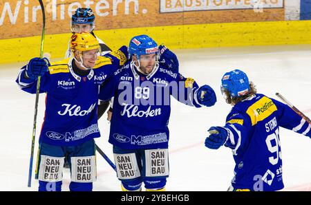 Kloten, Schweiz, 18. Oktober 2024: Kloten feiert in der 4. Spielminute. #89 Daniel Audette erzielt das 1:0. Torschütze Miro Aaltonen und #95 Nicholas Steiner gratulieren. (Foto: Andreas Haas/dieBildmanufaktur) Credit: DieBildmanufaktur/Alamy Live News Stockfoto