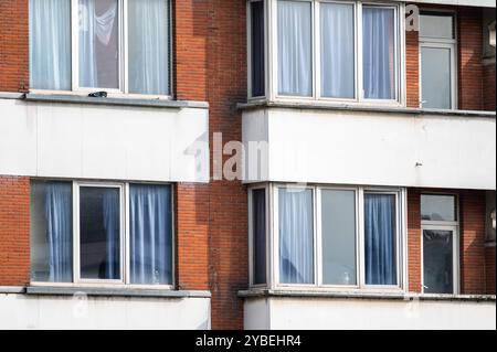 Fenster von Apartmentblöcken in der Nähe von Simonis in Koekelberg, Brüssel-Hauptstadt, Belgien, 15. Oktober 2024 Stockfoto