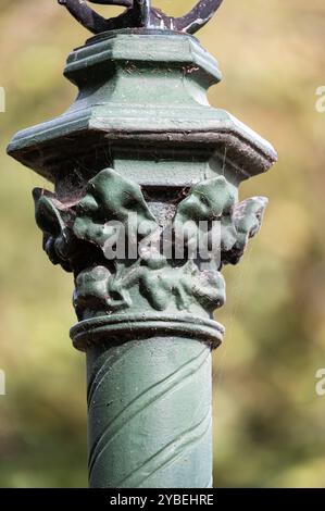Detail eines Straßenlaternenpfahls in Koekelberg, Region Brüssel-Hauptstadt, Belgien, 15. Oktober 2024 Stockfoto