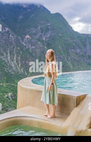 Weibliche Touristen in den heißen Quellen von Grutas Tolantongo, Mexiko. Abenteuer, Entspannung und natürliches Wellness-Konzept Stockfoto