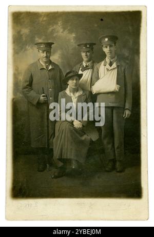 Ursprüngliche Postkarte aus der Zeit des 1. Weltkriegs mit verletzten Soldaten, posiert für ein Foto mit einer jungen Dame, Freundin, Frau oder Schwester die Soldaten warten darauf, zur Behandlung und Erholung ins Rote Kreuz Krankenhaus in Kineton, Warwickshire, Großbritannien geschickt zu werden wahrscheinlich aus Bristol Gebiet, veröffentlicht Bristol 8 Nov 1916. Stockfoto