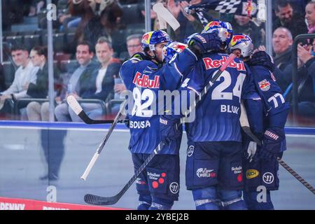 Deutschland. Oktober 2024. Eishockey Penny DEL 10. Spieltag EHC Red Bull München - Augsburger Panther am 18.10.2024 im SAP Garden München Torjubel zum 1:1 durch Tobias Rieder ( München ) Gemaess den Vorgaben der DEL Deutsche Eishockey Liga ist die Publikation und Weiterverwertung der Aufnahmen in elektronischen Medien und Endgeraeten aller Art waehrend des laufenden Spiels nicht zulaessig. Foto: Revierfoto Credit: ddp Media GmbH/Alamy Live News Stockfoto