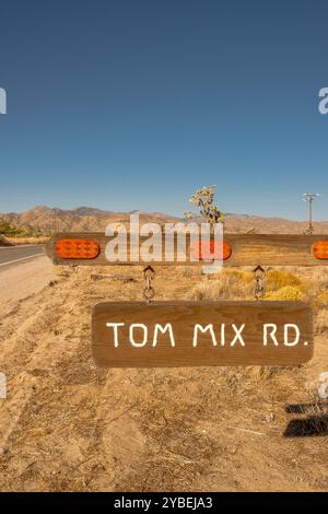 Straßenschild für Tom Mix Road in Pioneertown, Kalifornien. Tom Mix war ein US-amerikanischer Filmschauspieler und der Star vieler früherer westlicher Filme zwischen 1909 und 19 Stockfoto