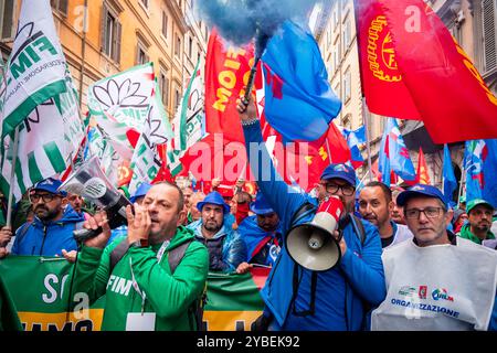 Rom, Italien. Oktober 2024. Tausende streikende Automobilarbeiter aus ganz Italien versammeln sich in Rom, um an dem von den Gewerkschaften CGIL, CISL und UIL organisierten marsch teilzunehmen. Sie fordern von der italienischen Regierung eine neue Industriepolitik auf, um die in der Krise befindliche Automobilindustrie wieder in Gang zu bringen, beginnend mit Stellantis. (Kreditbild: © Marco Di Gianvito/ZUMA Press Wire) NUR REDAKTIONELLE VERWENDUNG! Nicht für kommerzielle ZWECKE! Stockfoto