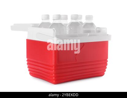 Viele Flaschen Wasser in Kühlbox isoliert auf weiß. Kühlschrank für unterwegs Stockfoto