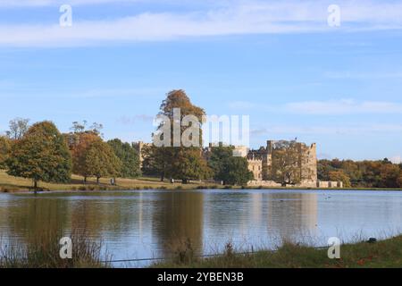 Raby Castle vom See. Raby ist eine mittelalterliche Burg in der Nähe von Staindrop im County Durham, England. Stockfoto