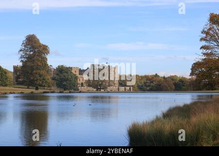 Raby Castle vom See. Raby ist eine mittelalterliche Burg in der Nähe von Staindrop im County Durham, England. Stockfoto