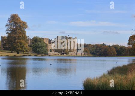 Raby Castle vom See. Raby ist eine mittelalterliche Burg in der Nähe von Staindrop im County Durham, England. Stockfoto