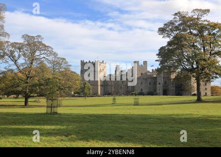 Raby Castle ist eine mittelalterliche Burg in der Nähe von Staindrop im County Durham, England, inmitten eines 200 Hektar großen Hirschparks. Stockfoto