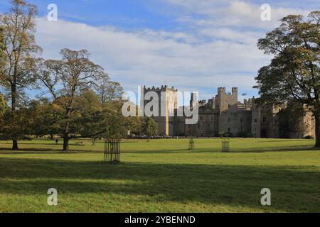 Raby Castle ist eine mittelalterliche Burg in der Nähe von Staindrop im County Durham, England, inmitten eines 200 Hektar großen Hirschparks. Stockfoto