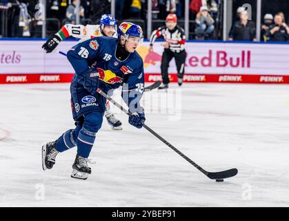 Nikolaus Heigl (EHC Red Bull Muenchen, Nr. 15). GER, EHC Red Bull München gegen Augsburger Panther, Eishockey, DEL, 10. Spieltag, Saison 2024/2025, 18.10.2024. Foto: Eibner-Pressefoto/Heike Feiner Stockfoto