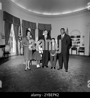 US-Präsident John F. Kennedy (Mitte) zu Besuch mit Myrlie Evers (ganz links), Witwe des Bürgerrechtschefs Medgar Evers, ihren Kindern Reena und Darrell Evers und Charles Evers (ganz rechts), Bruder von Medgar, Oval Office, Weißes Haus, Washington, D.C., USA, Cecil Stoughton, Fotos des Weißen Hauses, 21. Juni, 1963 Stockfoto