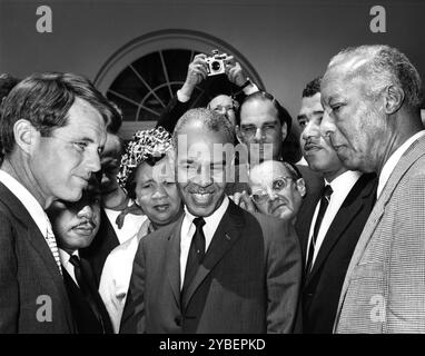 Generalstaatsanwalt Robert F. Kennedy Treffen mit Bürgerrechtschefs Martin Luther King Jr., Dorothy Height, Roy Wilkins, Whitney M. Young, A. Philip Randolph, Rose Garden, Weißes Haus, Washington, D.C. USA, Abbie Rowe, Fotos des Weißen Hauses, Juni 22,1963 Stockfoto