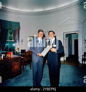 US-Präsident John F. Kennedy besucht den US-amerikanischen Komiker und Philanthropen Danny Thomas (rechts), beide mit Thomas’ Big Brother of the Year Award ausgezeichnet, Oval Office, White House, Washington, D.C. USA, Cecil Stoughton, Fotos des Weißen Hauses, 29. April 1963 Stockfoto