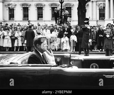 US-Präsident John F. Kennedy und Eunice Kennedy Shriver reisen in einer Cabriolet-Limousine des Präsidenten für Großherzogin Charlotte von Luxemburg, Washington, D.C., USA, Abbie Rowe, Fotos Des Weißen Hauses, 30. April 1963 Stockfoto